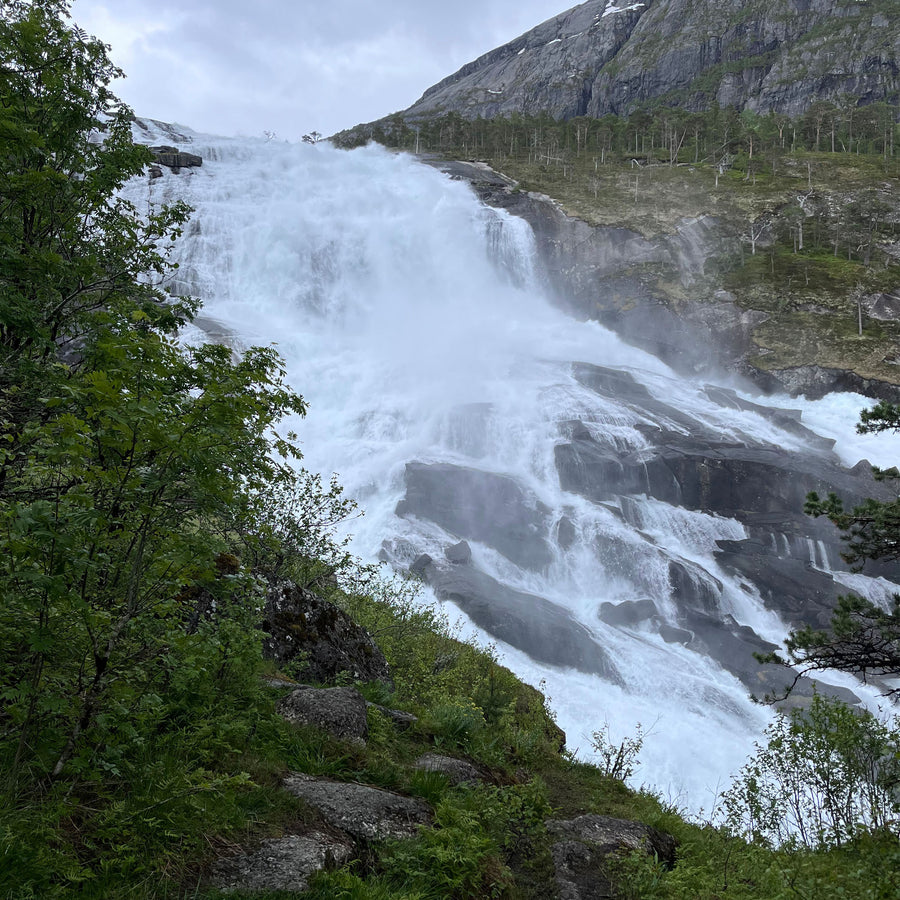 Waterval in het Husedalen bij Kinsarvik, Noorwegen
