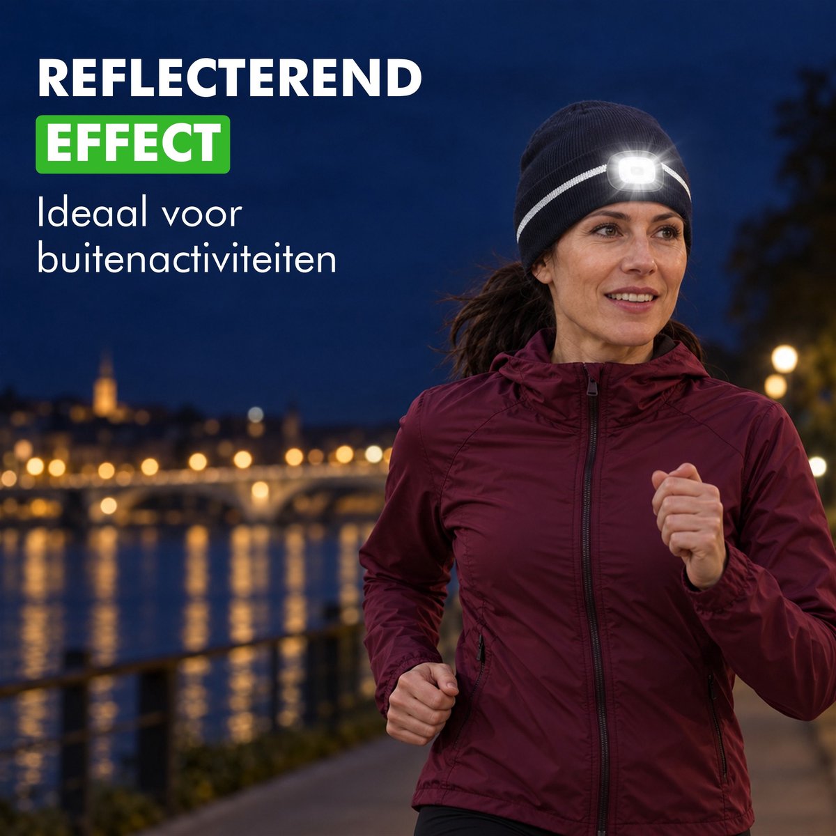 Vrouw met rugzak draagt de muts met lamp tijdens een wandeling