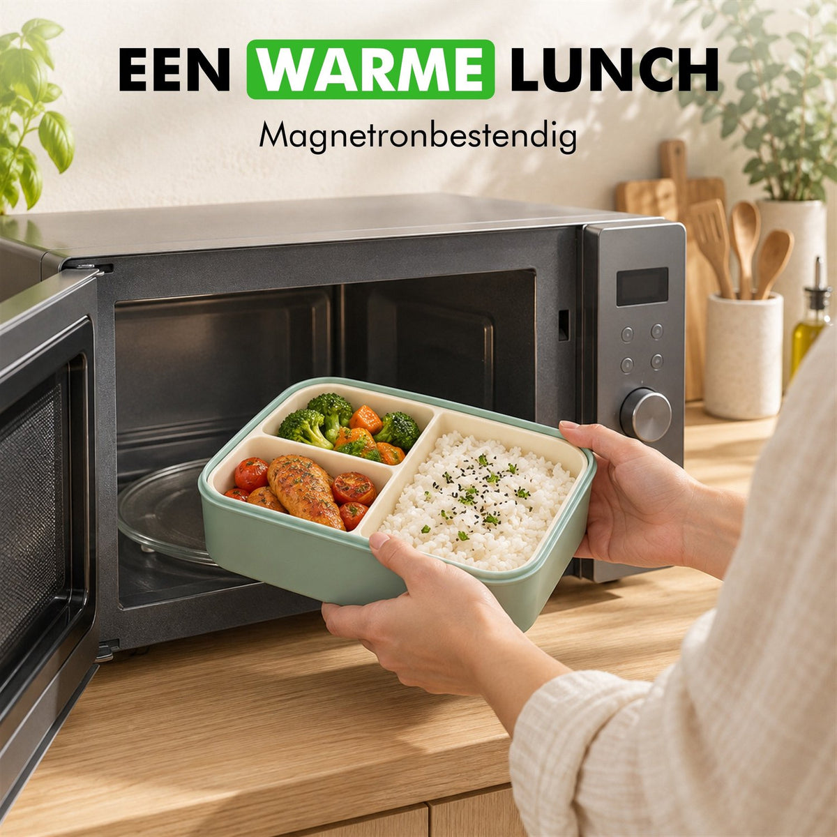 Lunchbox met warme maaltijd die in de magnetron wordt geplaatst