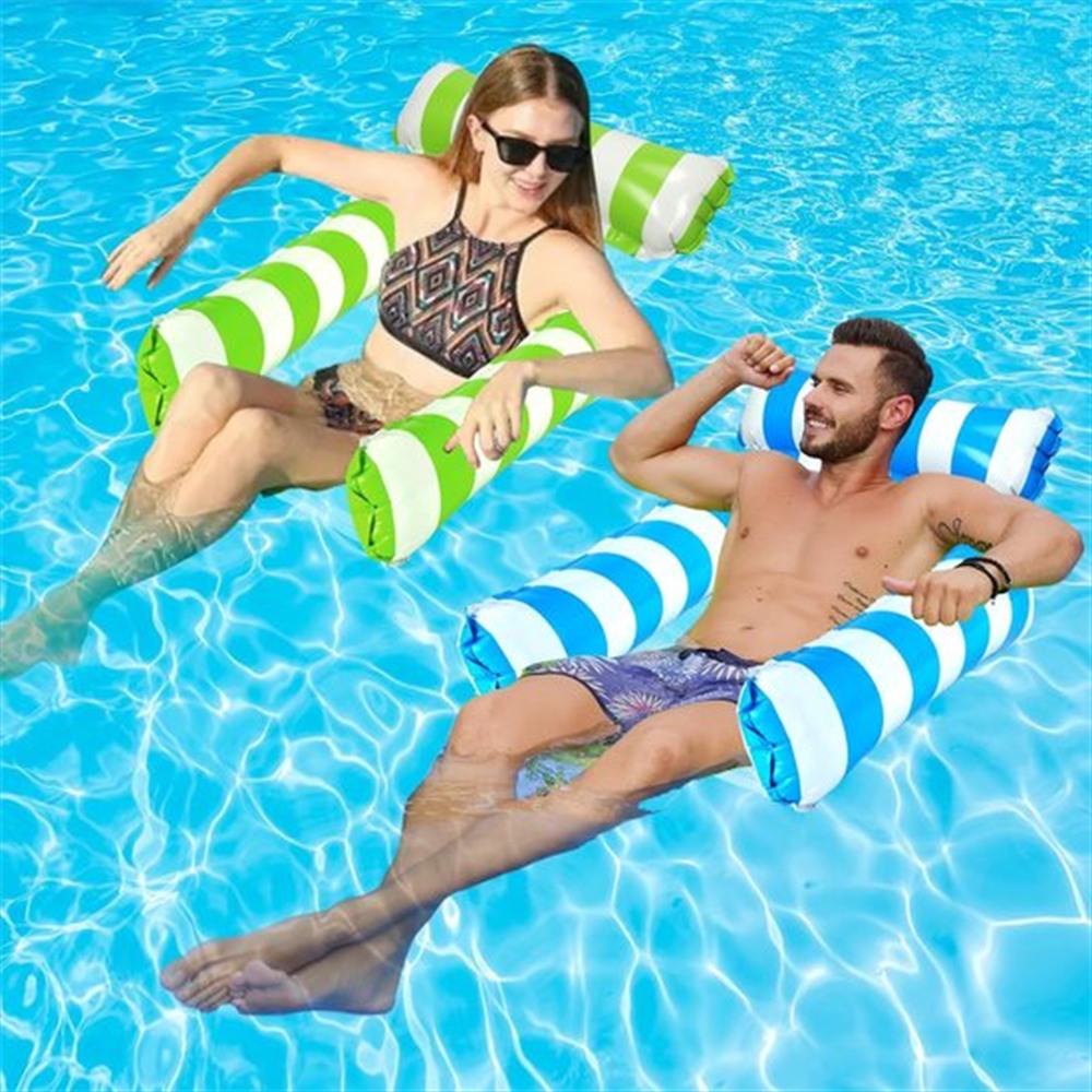 Mensen ontspannen op de Travelhawk waterstoel in het zwembad