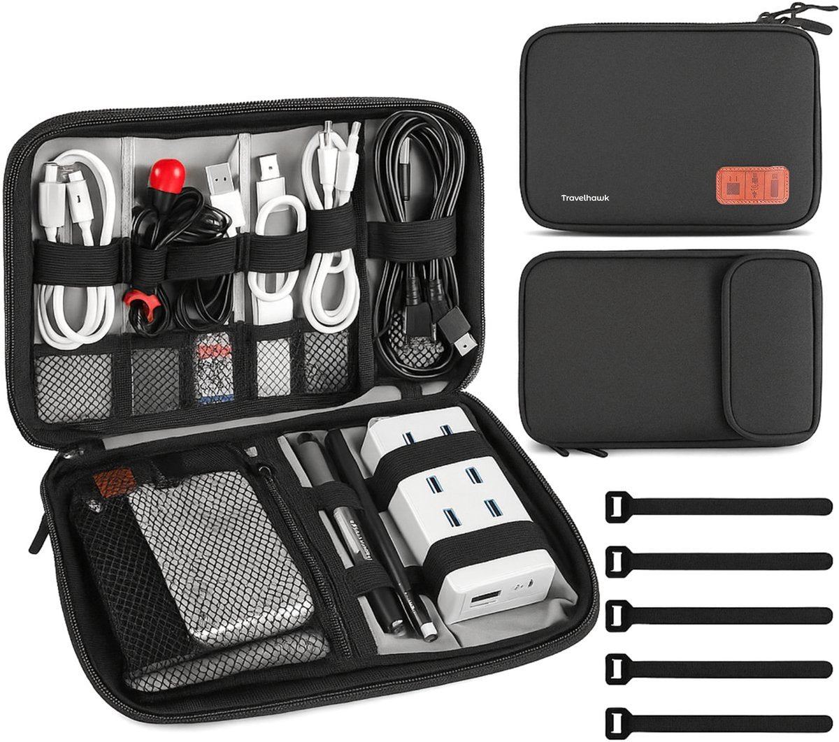 Grote Travelhawk kabel organizer zwart opengeklapt met kabels, opladers en accessoires