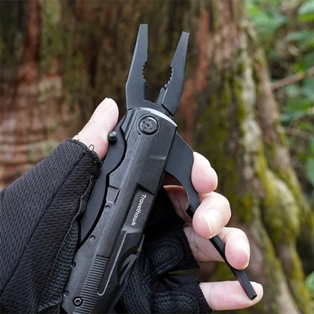 Travelhawk multitool zakmes gebruikt tijdens outdoor kamperen of avontuurlijke reis