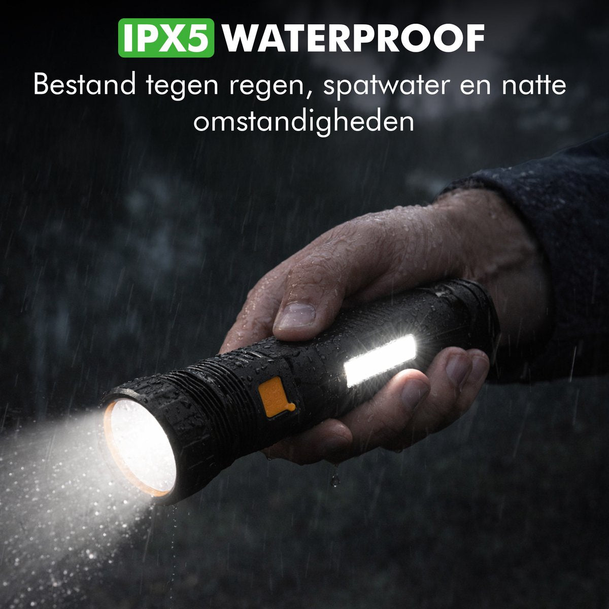 Travelhawk zaklamp gebruikt tijdens kamperen in het donker