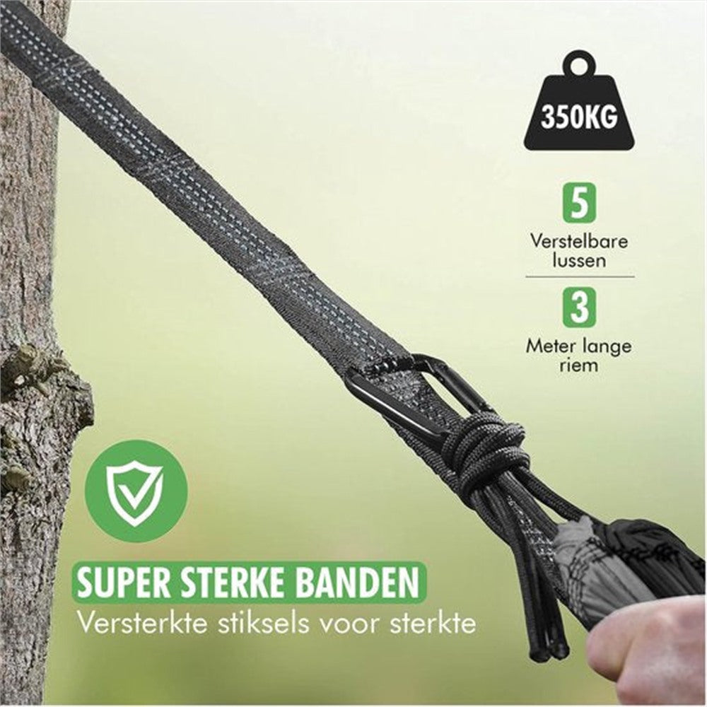 detail van stof en karabijnhaak hangmat