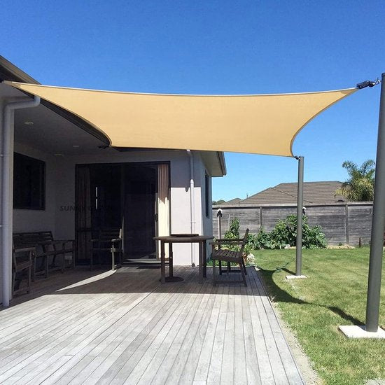 travelhawk schaduwdoek gespannen boven terras