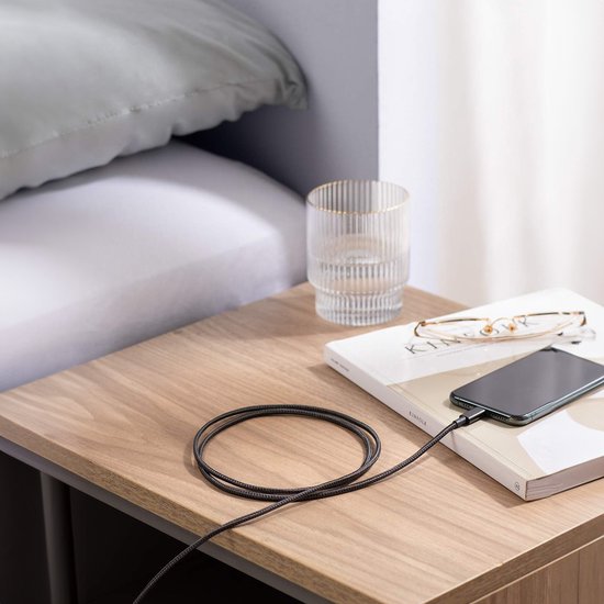 travelhawk usb-a naar lightning kabel op tafel