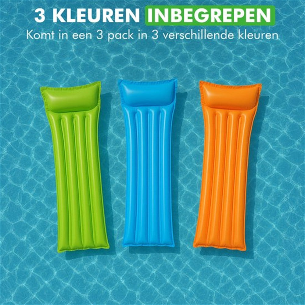 Drie opblaasbare Travelhawk luchtbedden voor het water in groen, blauw en oranje