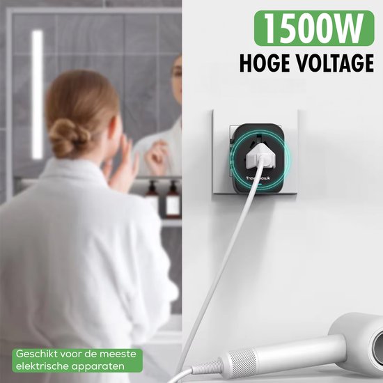 wereldstekker met usb ports in gebruik op reis