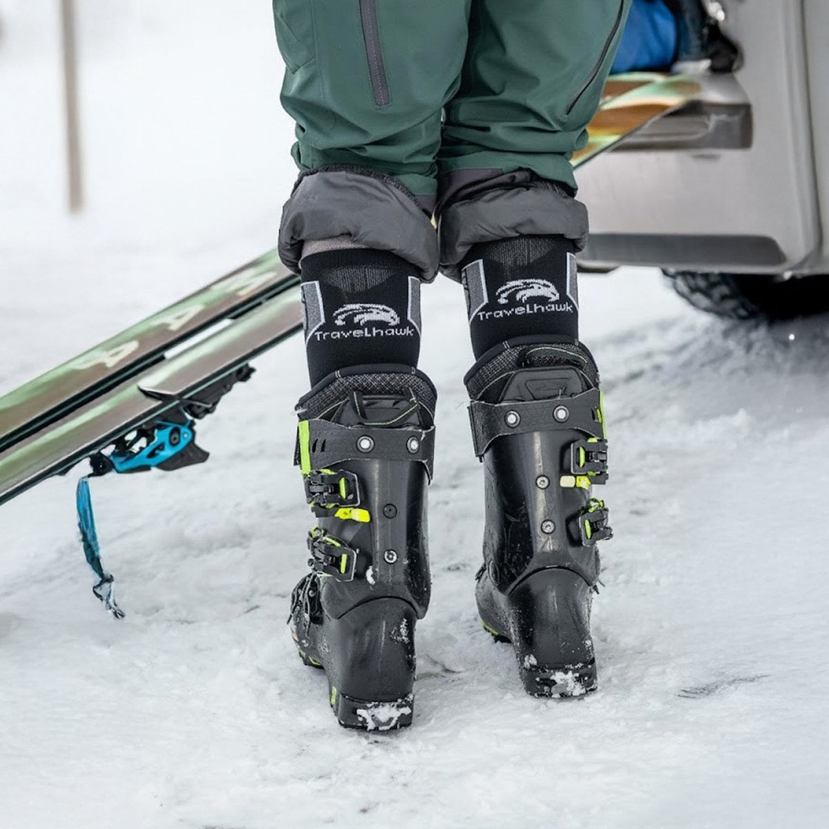Skiër met Travelhawk skisokken in skischoenen in de sneeuw