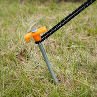 Travelhawk tentharing in het gras met scheerlijn