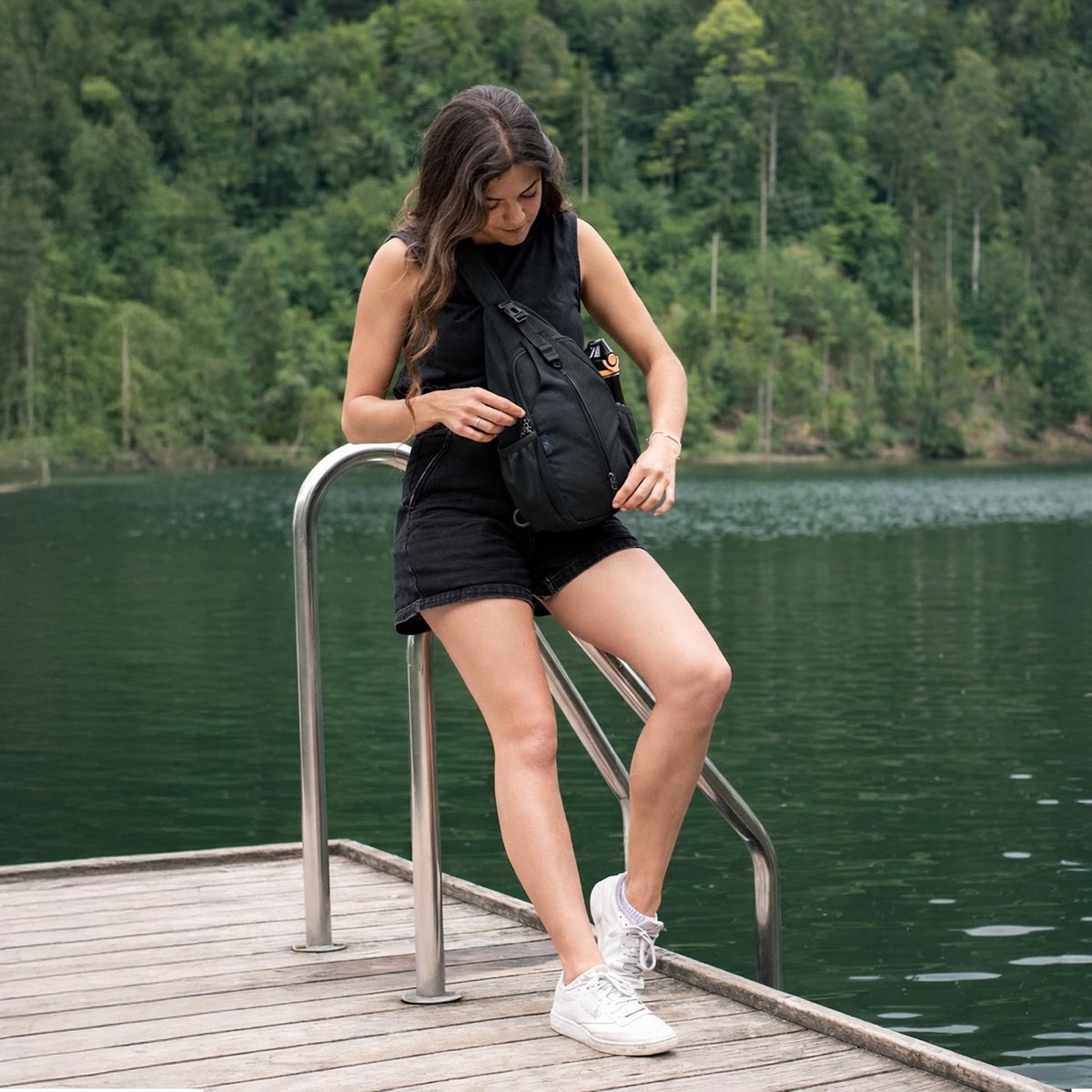 Travelhawk crossbody tas voor dames tijdens wandelen en outdoor activiteiten