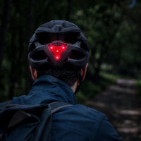 Achteraanzicht van de helm met brandend rood achterlicht