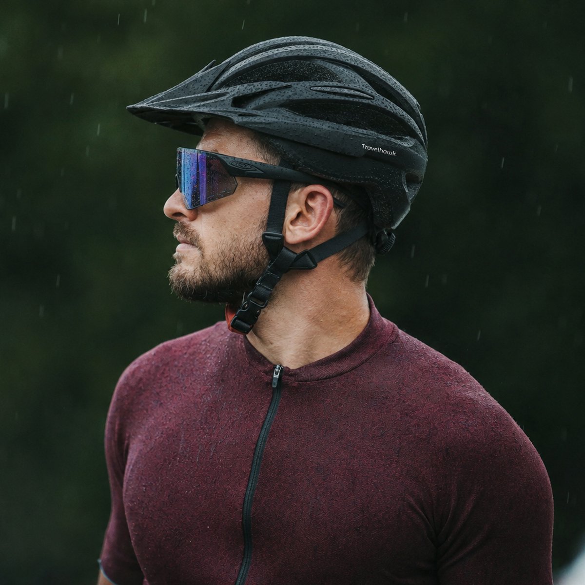 Man met zonnebril draagt de fietshelm buiten