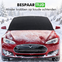 Besneeuwde rode auto met anti-vriesdeken, minder krabben op koude ochtenden