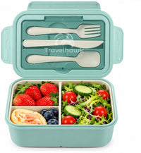 Groene Travelhawk lunchbox met mes, vork en lepel, gevuld met fruit, salade en een wrap
