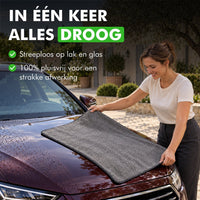 De auto in één keer droog en streeploos op lak en glas