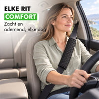 Vrouw achter het stuur met een gordelhoes op de autogordel