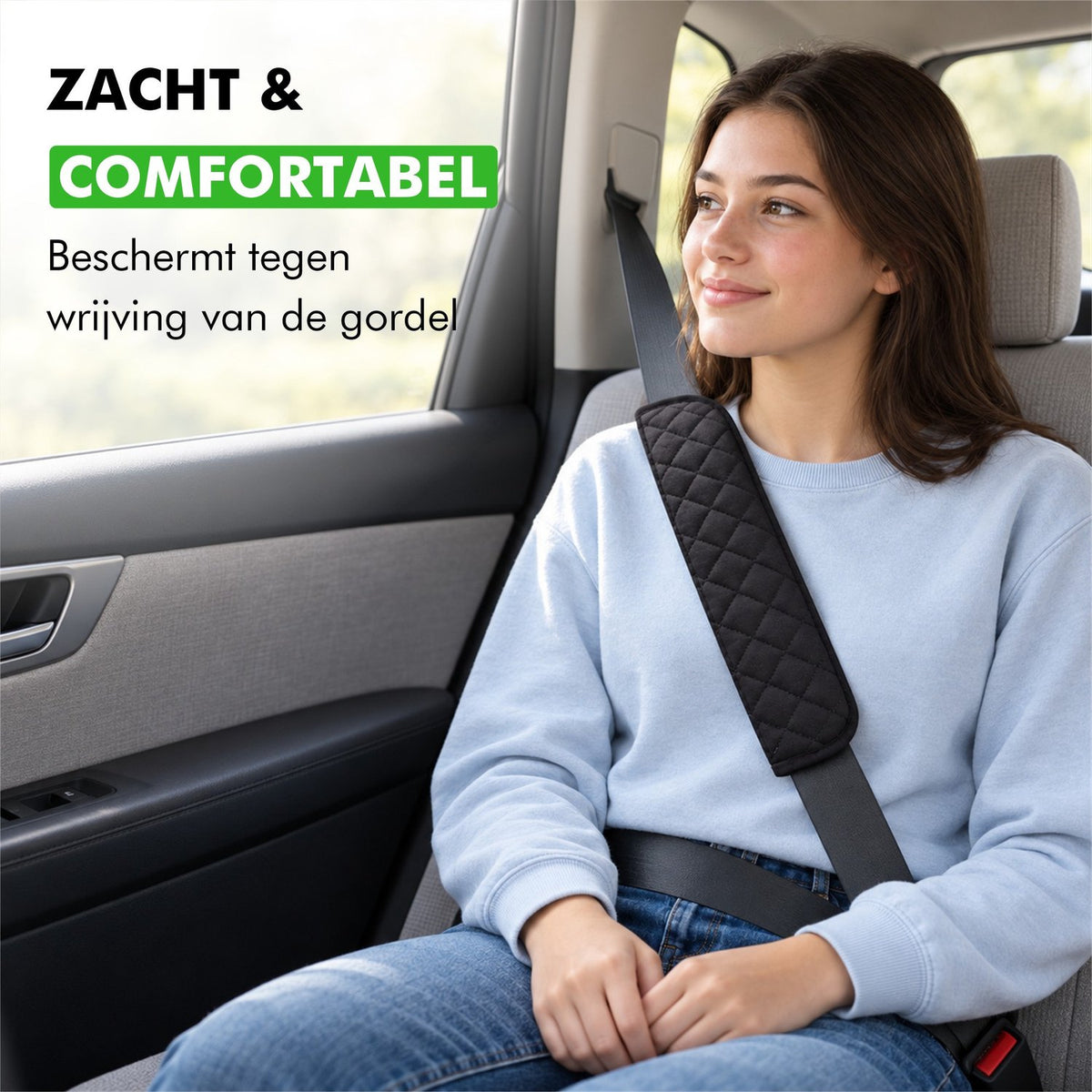 Vrouw op de achterbank met een gordelhoes die wrijving van de gordel voorkomt