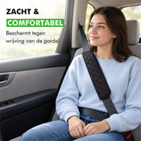 Vrouw op de achterbank met een gordelhoes die wrijving van de gordel voorkomt