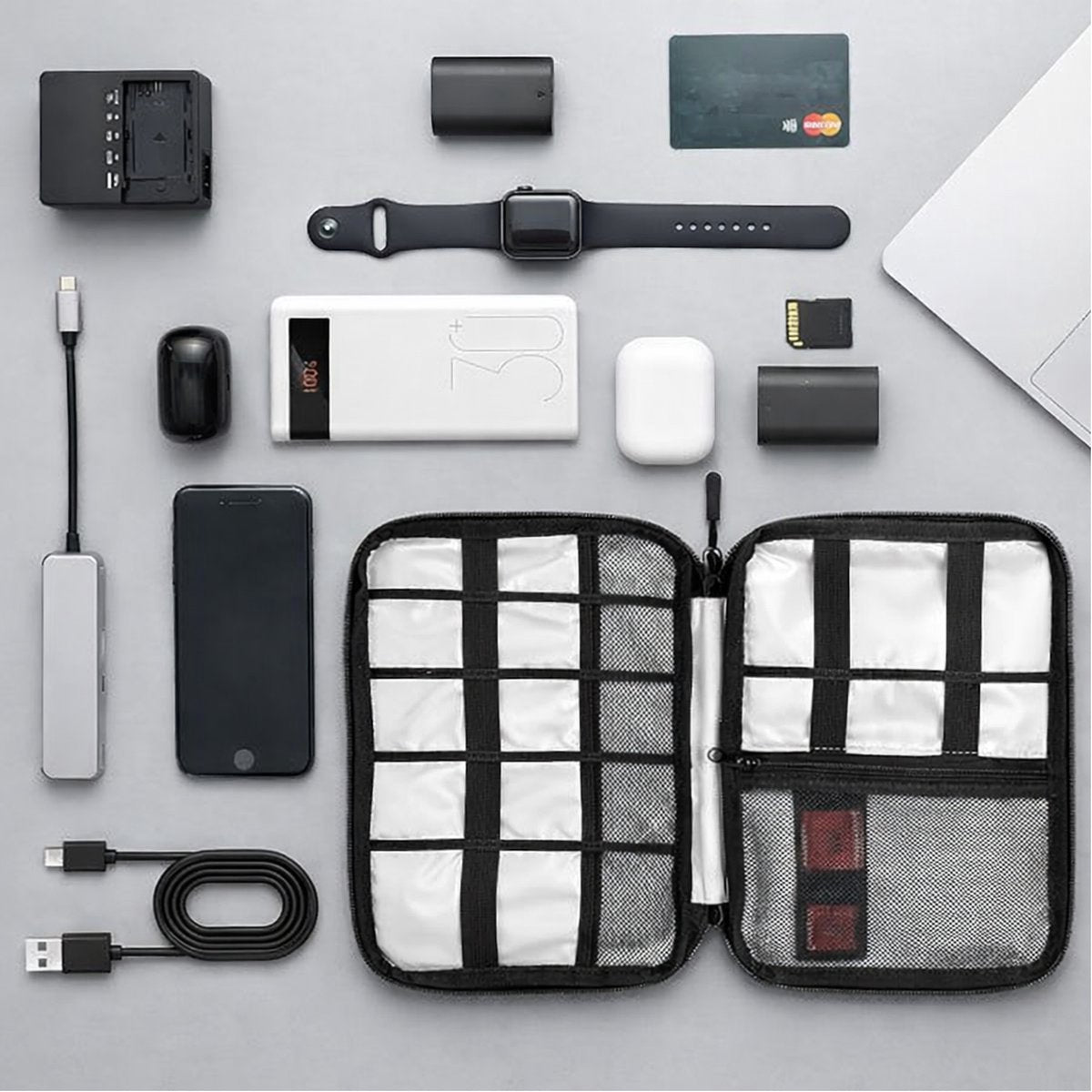 Kabels, opladers en accessoires netjes georganiseerd in Travelhawk opbergtas