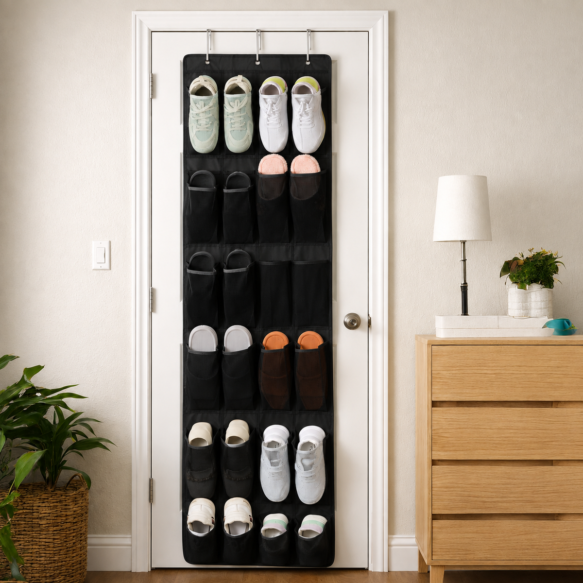 Schoenen organizer voor aan de deur gevuld met sneakers slippers en andere schoenen