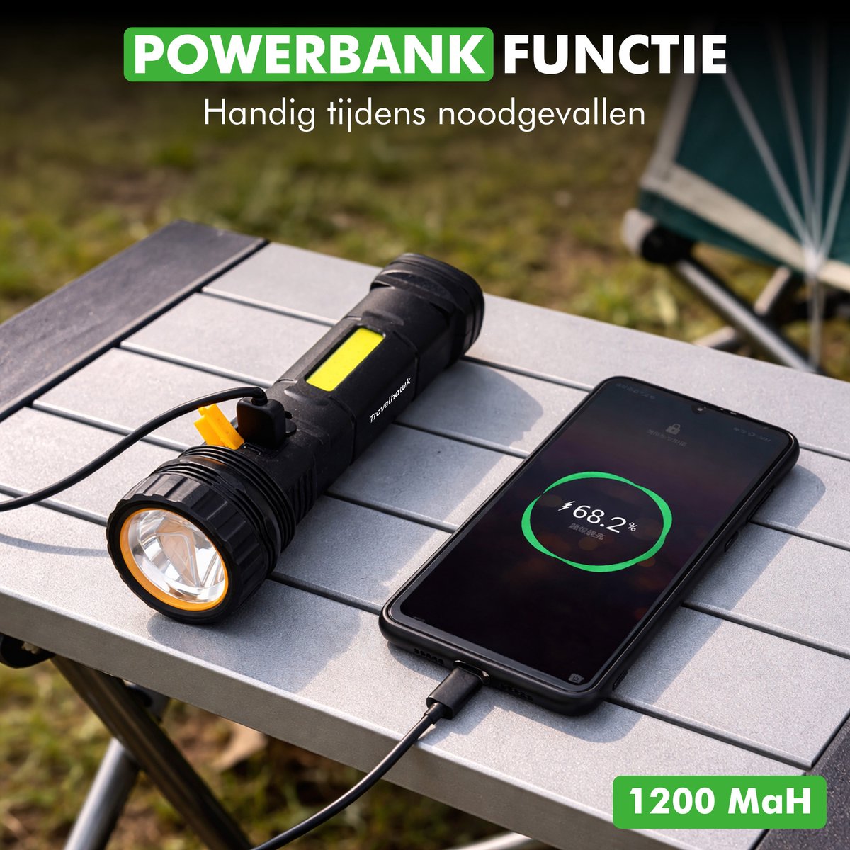 Travelhawk LED zaklamp naast powerbank klaar voor outdoor gebruik