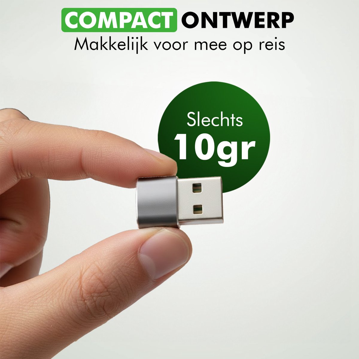 Travelhawk USB-A naar USB-C adapter in hand om wens kleine formaat te tonen
