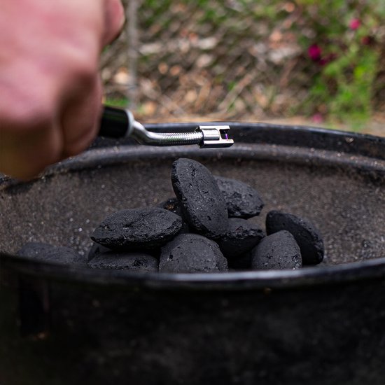 Travelhawk elektrische aansteker gebruikt tijdens outdoor activiteit bij kampvuur of BBQ