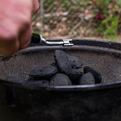 Travelhawk elektrische aansteker gebruikt tijdens outdoor activiteit bij kampvuur of BBQ