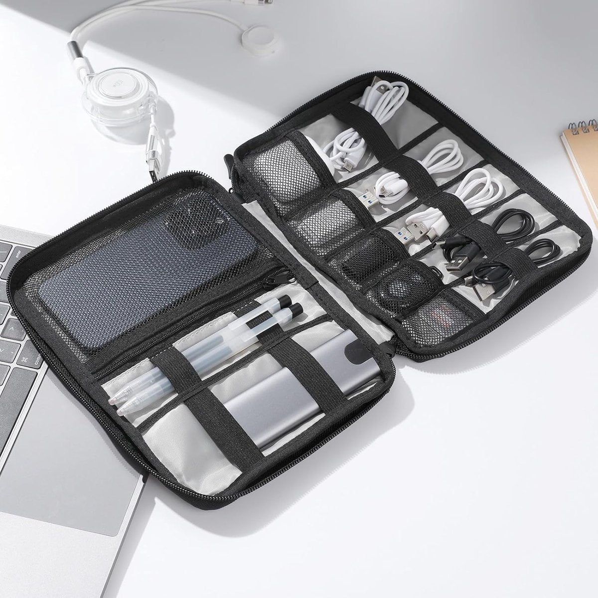 Travelhawk kabel organizer met diverse vakken voor kabels en accessoires