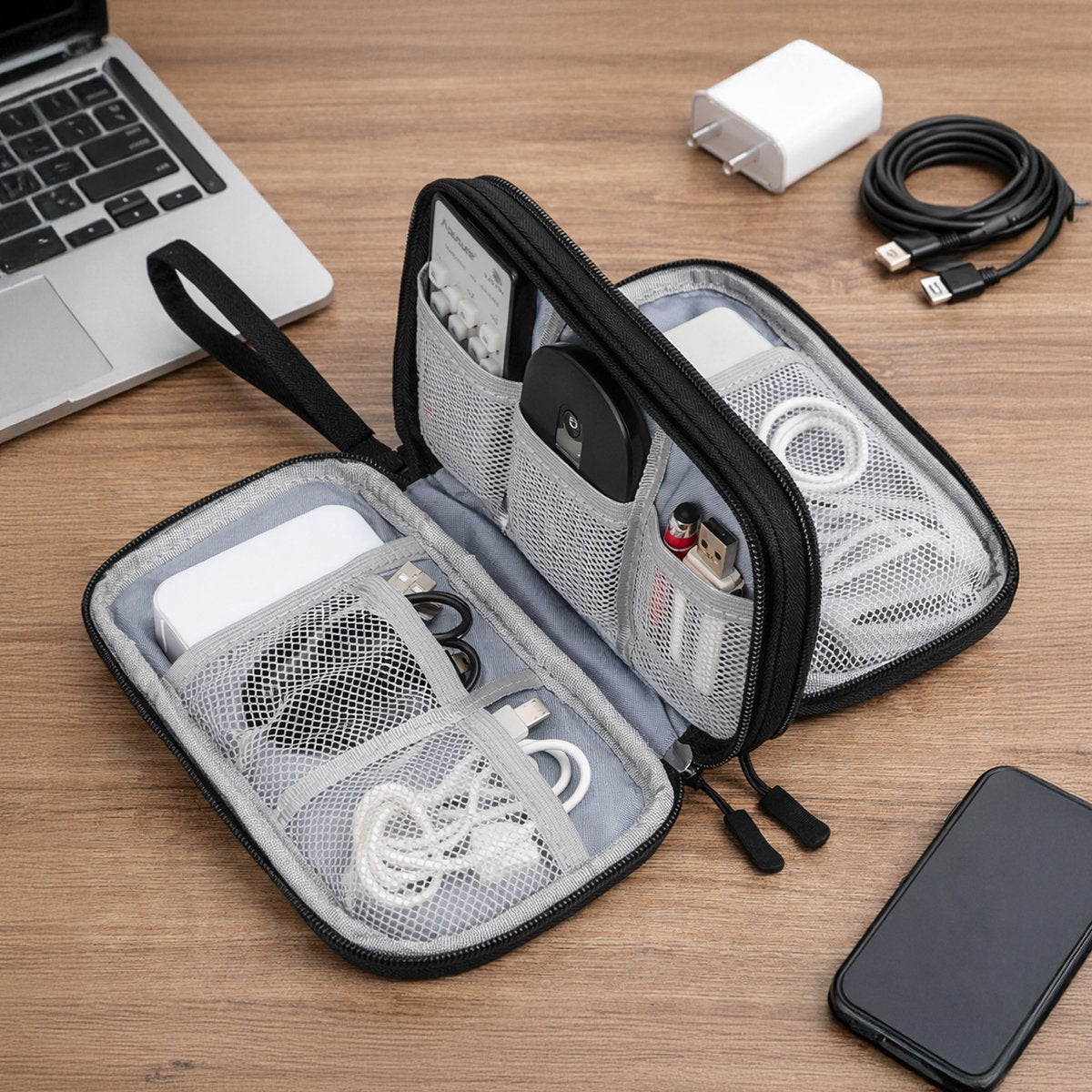 Travelhawk kabel organizer open met meerdere vakken voor kabels en accessoires
