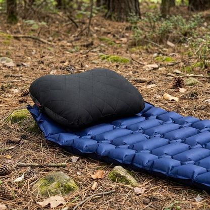 Travelhawk opblaasbaar kussen gebruikt tijdens kampeertrip in de natuur