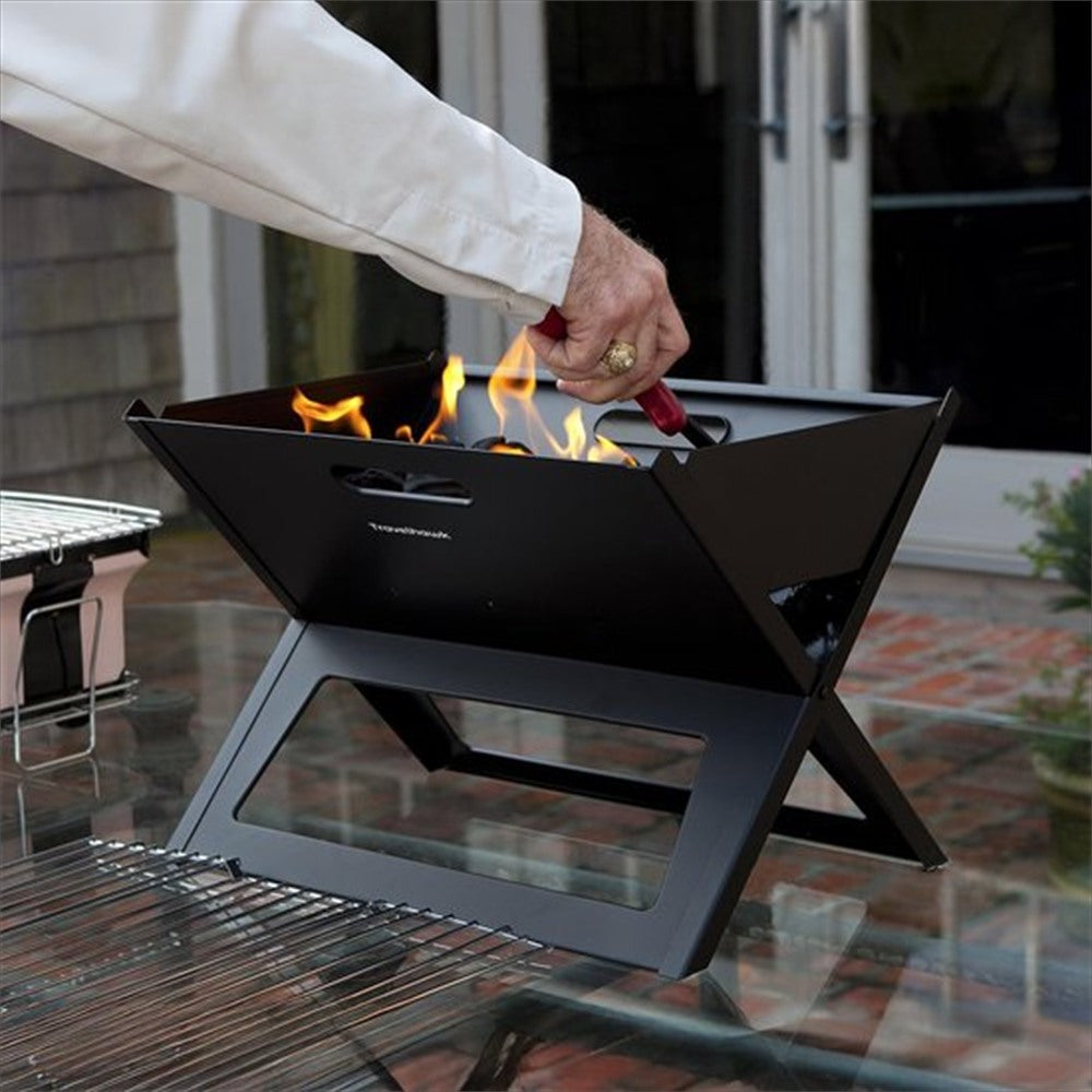 Travelhawk opvouwbare barbecue in gebruik tijdens outdoor grilling