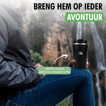 Travelhawk thermosbeker gevuld met warme koffie onderweg