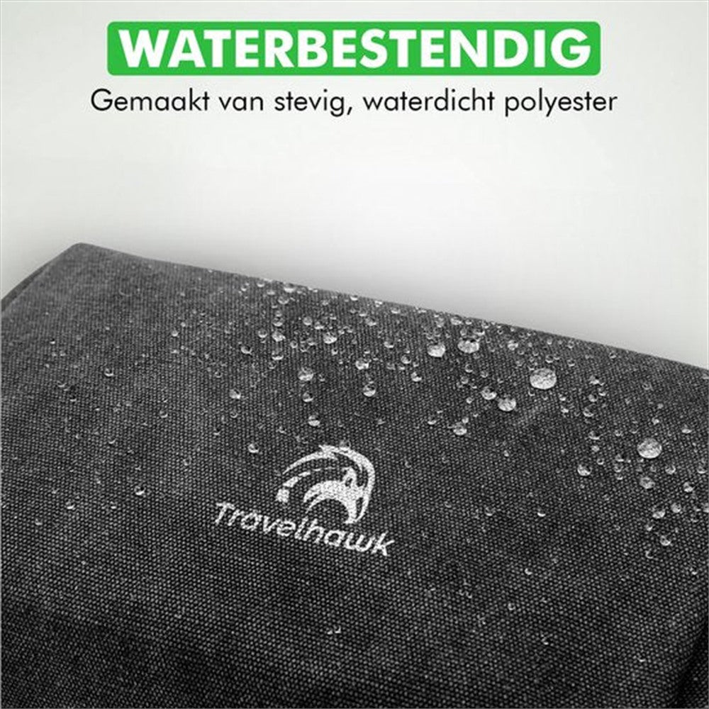Close-up van de grijze Travelhawk toilettas met waterdruppels