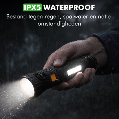 Travelhawk zaklamp gebruikt tijdens kamperen in het donker