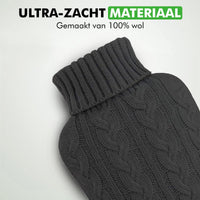 Zijaanzicht Travelhawk zwarte warmwaterkruik met wol hoes