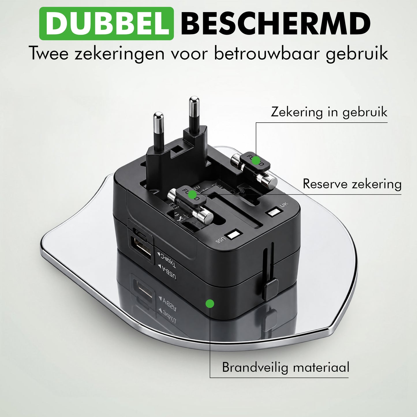 Zwarte wereldstekker met geïntegreerde USB-C en USB-A poorten