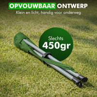 Opgevouwen groene Travelhawk campingkruk in het gras