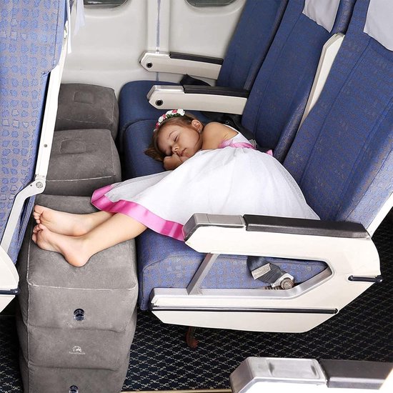 kind slaapt op travelhawk vliegtuigbedje tijdens vlucht