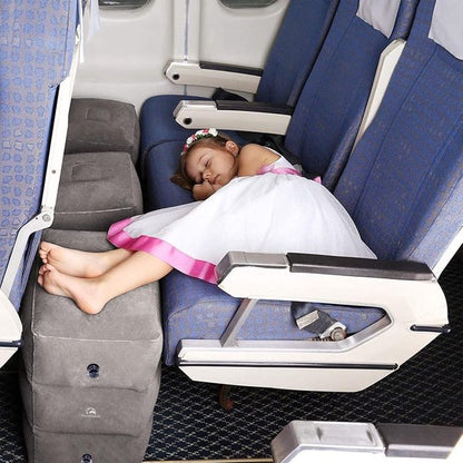 kind slaapt op travelhawk vliegtuigbedje tijdens vlucht