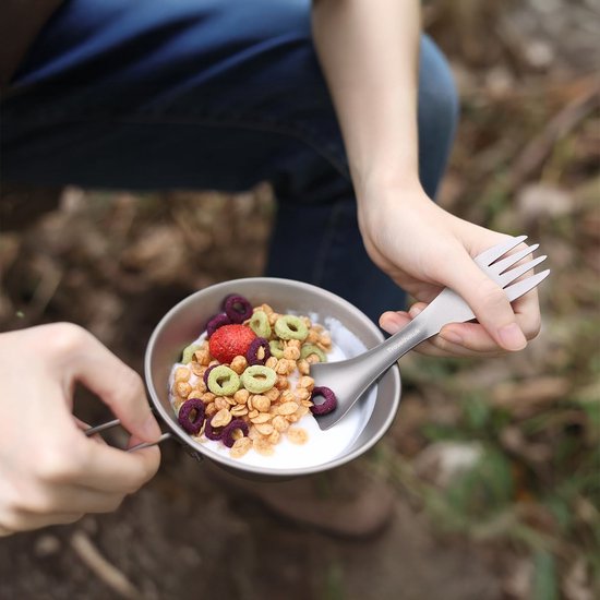 roestvrijstalen spork travelhawk op tafel