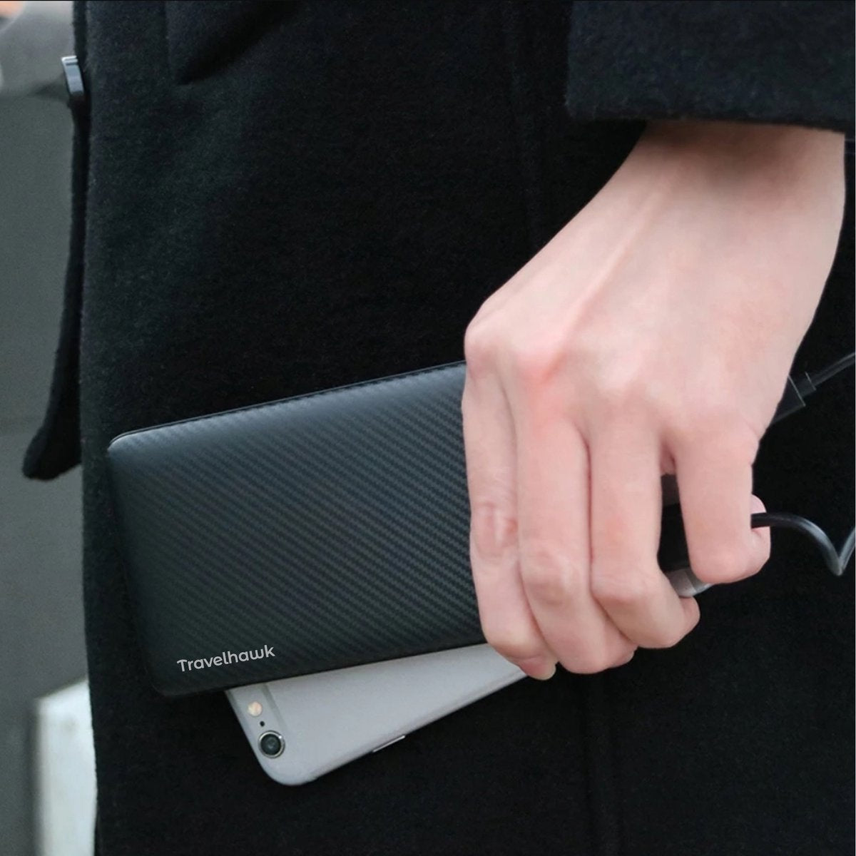 slanke travelhawk powerbank in hand