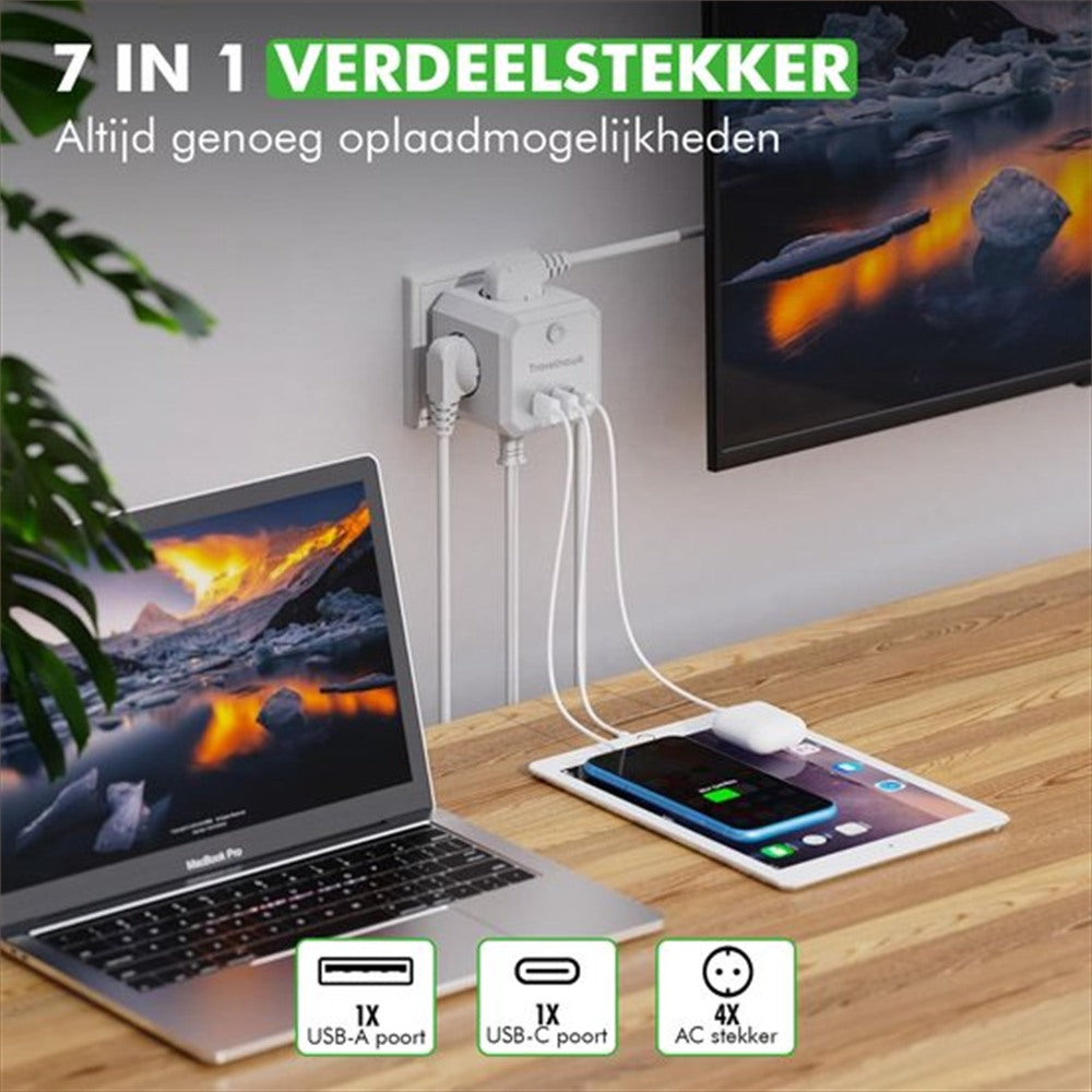 travelhawk 7-in-1 verdeelstekker met usb-a en usb-c op bureau

