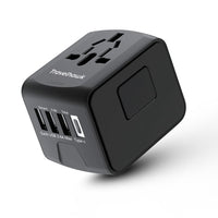 Zwarte Travelhawk universele wereldstekker met drie USB-A-poorten en een USB-C-poort