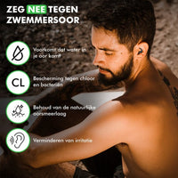 Man met Travelhawk zwemoordoppen in het oor, met de voordelen tegen zwemmersoor