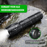 waterdichte travelhawk led zaklamp tijdens regen