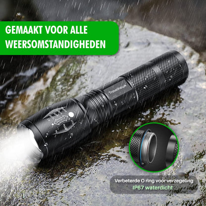 waterdichte travelhawk led zaklamp tijdens regen