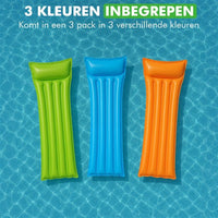 Drie opblaasbare Travelhawk luchtbedden voor het water in groen, blauw en oranje
