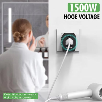 wereldstekker met usb ports in gebruik op reis